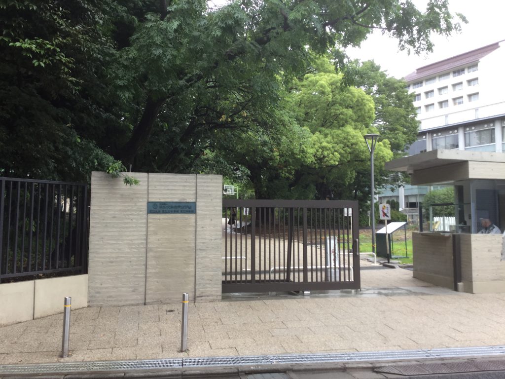 武蔵高等学校中学校の門