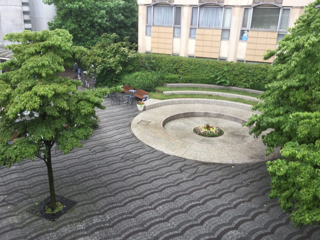 武蔵大学の中庭